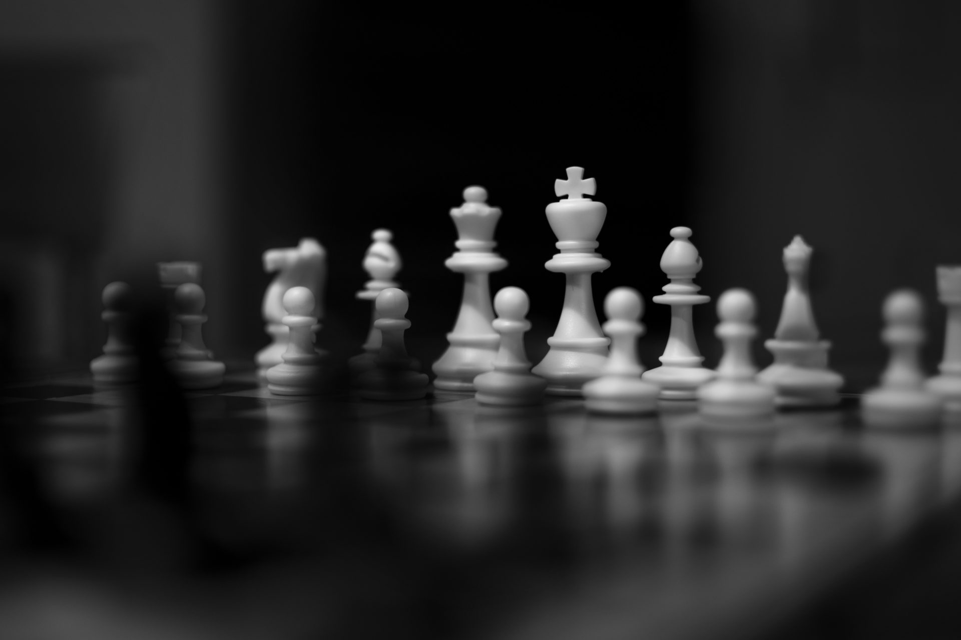 white and black chess pieces